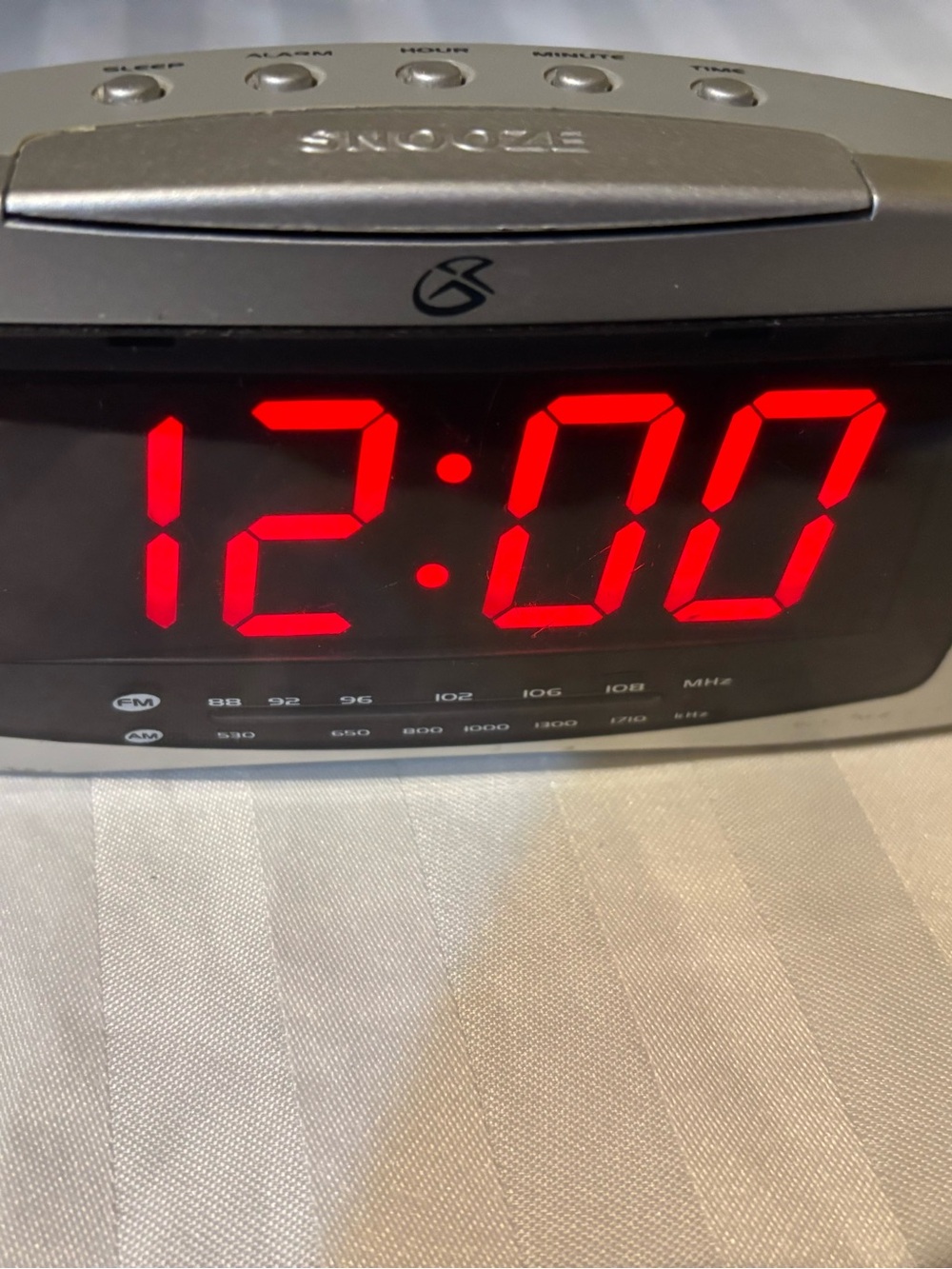 Small Gray AM/FM Alarm Clock Radio (Good Condition)